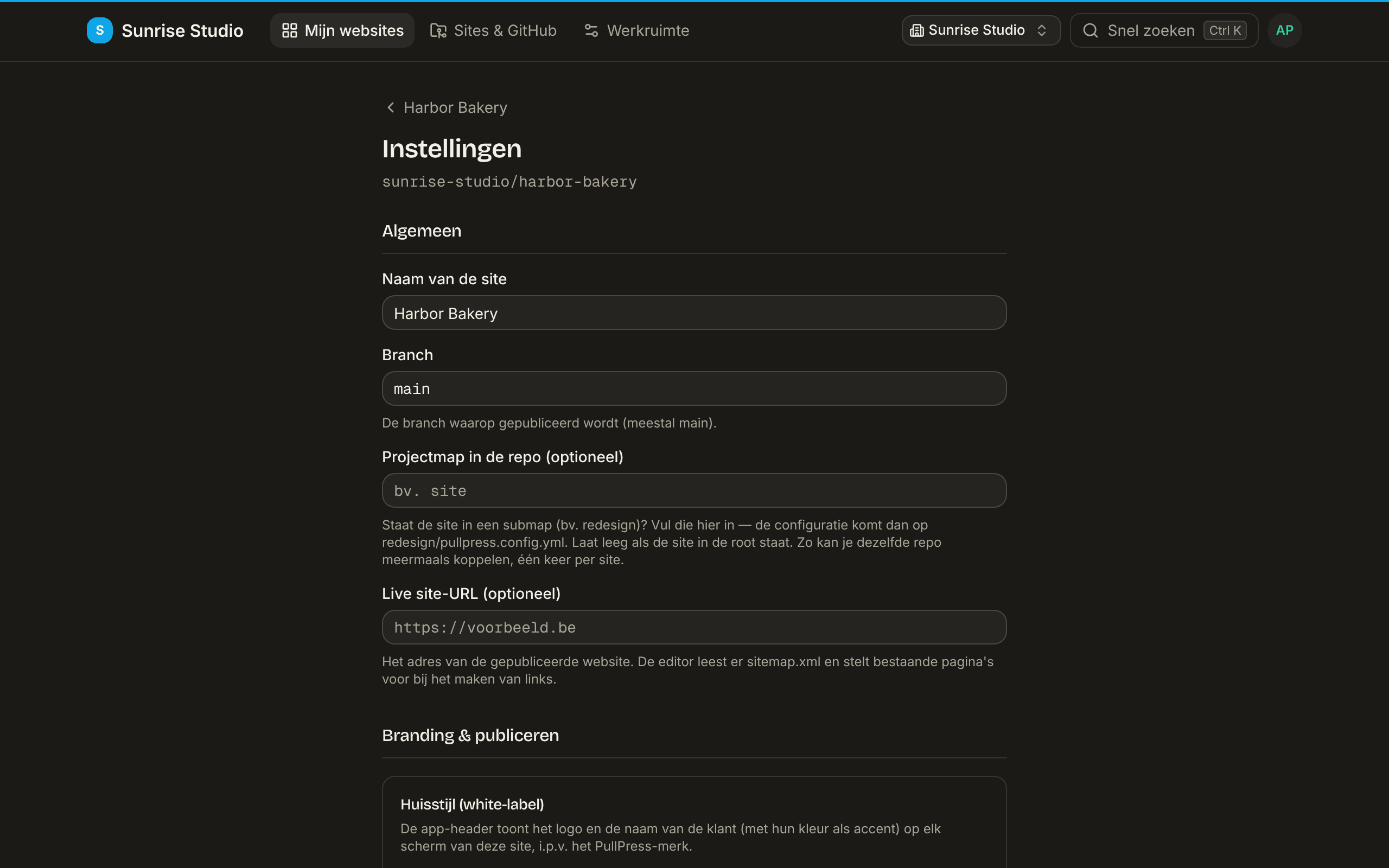 Het begin van de pagina Instellingen van een site: Algemeen met Naam van de site, Branch (main), een optionele Projectmap in de repo en een optionele Live site-URL