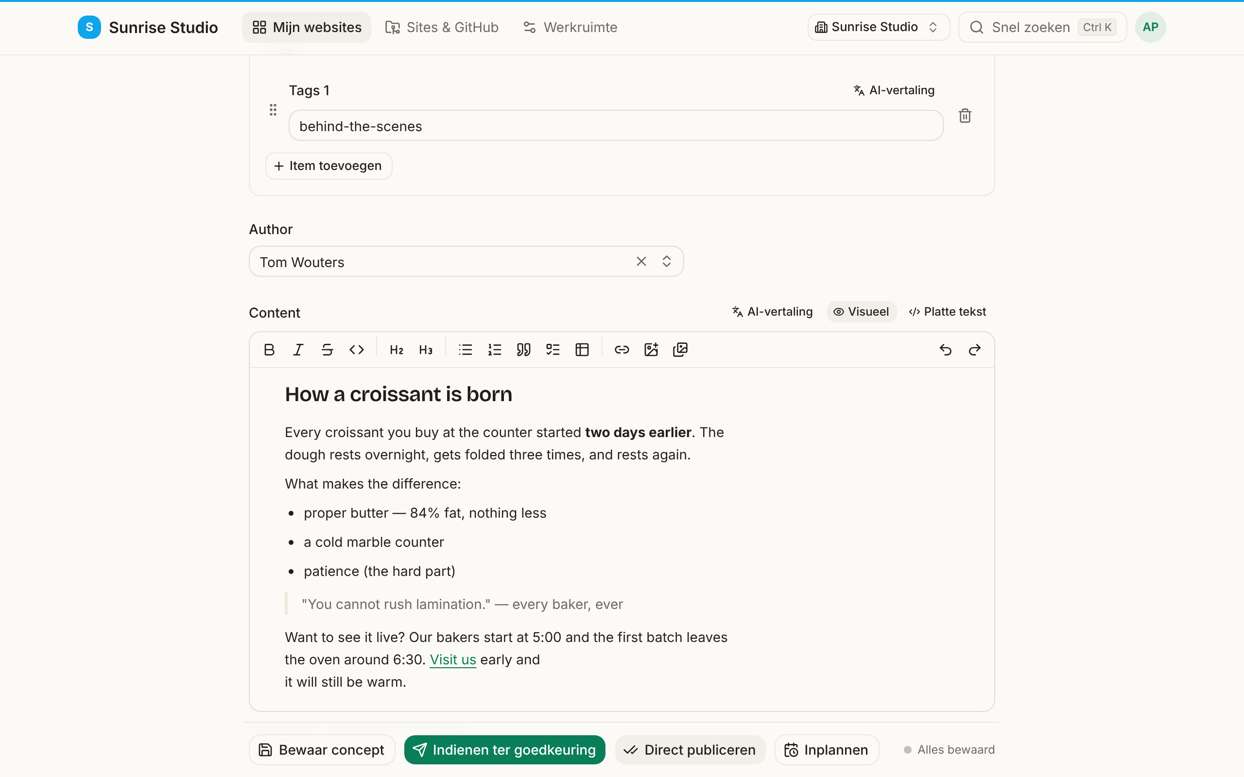 Het veld Content met de opmaakwerkbalk (vet, cursief, titels, lijsten, citaat, tabel, link, afbeelding), de schakelaar Visueel / Platte tekst en een opgemaakt artikel met een titel, vette tekst, een opsomming en een citaat