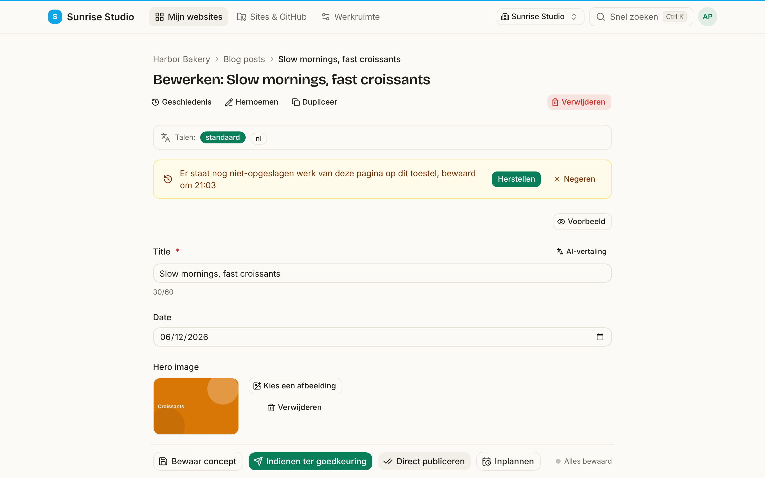 Een item dat opnieuw geopend is nadat je het met niet-opgeslagen wijzigingen verliet: een melding bovenaan zegt dat er niet-opgeslagen werk voor deze pagina op dit toestel is, met de knoppen Herstellen en Negeren