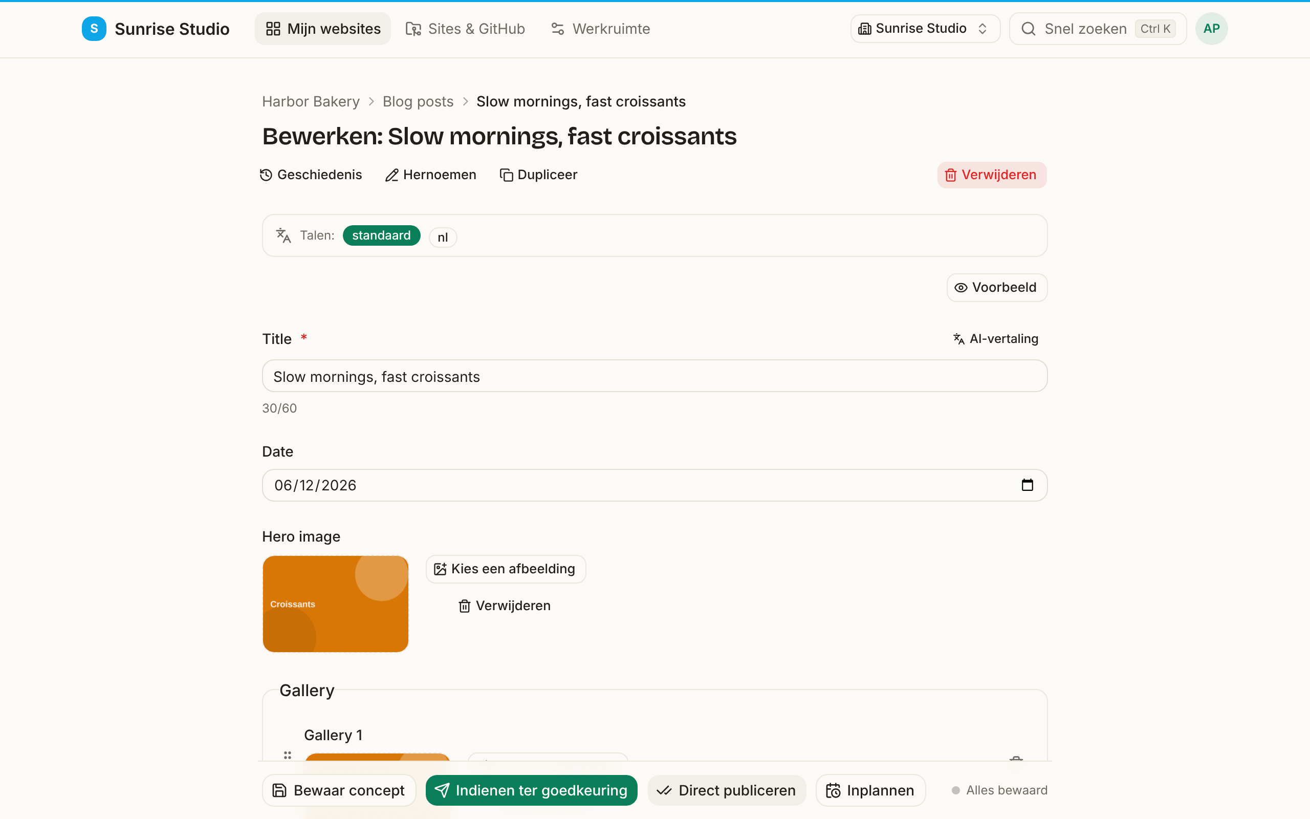 Een blogbericht bewerken: een formulier met een veld Title met tekenteller, een veld Date, een Hero image met de knoppen Kies een afbeelding, Kies uit bibliotheek en Verwijderen, en Tags, met onderaan Bewaar concept, Indienen ter goedkeuring, Direct publiceren en Inplannen (voor beheerders)