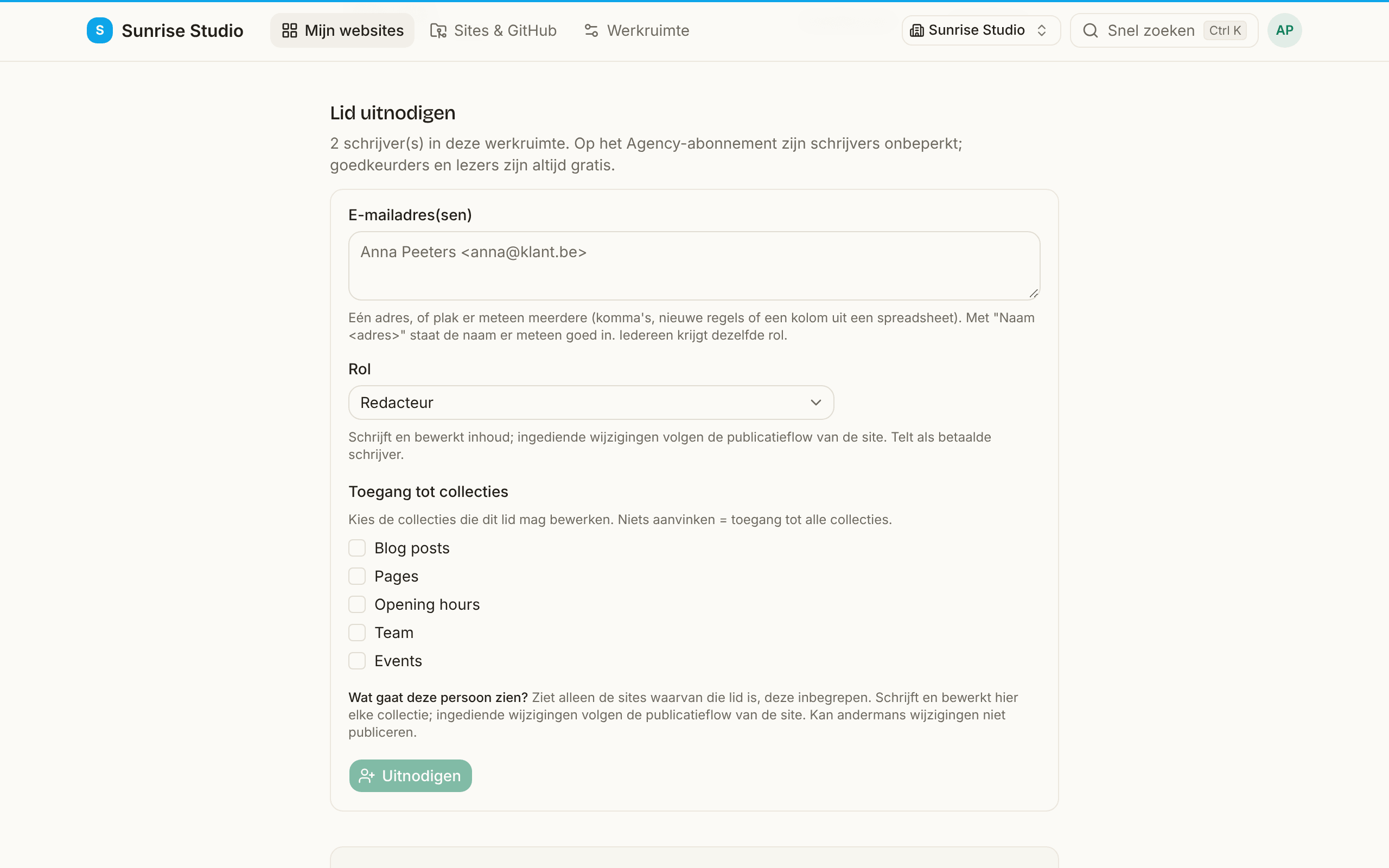 Het formulier Lid uitnodigen op de pagina Leden van een site: een vak E-mailadres(sen) dat één of meer adressen neemt, een keuzelijst Rol op Redacteur met uitleg, vinkjes voor Toegang tot collecties bij Blog posts, Pages, Opening hours, Team en Events, een samenvatting “Wat gaat deze persoon zien?” en een knop om uit te nodigen