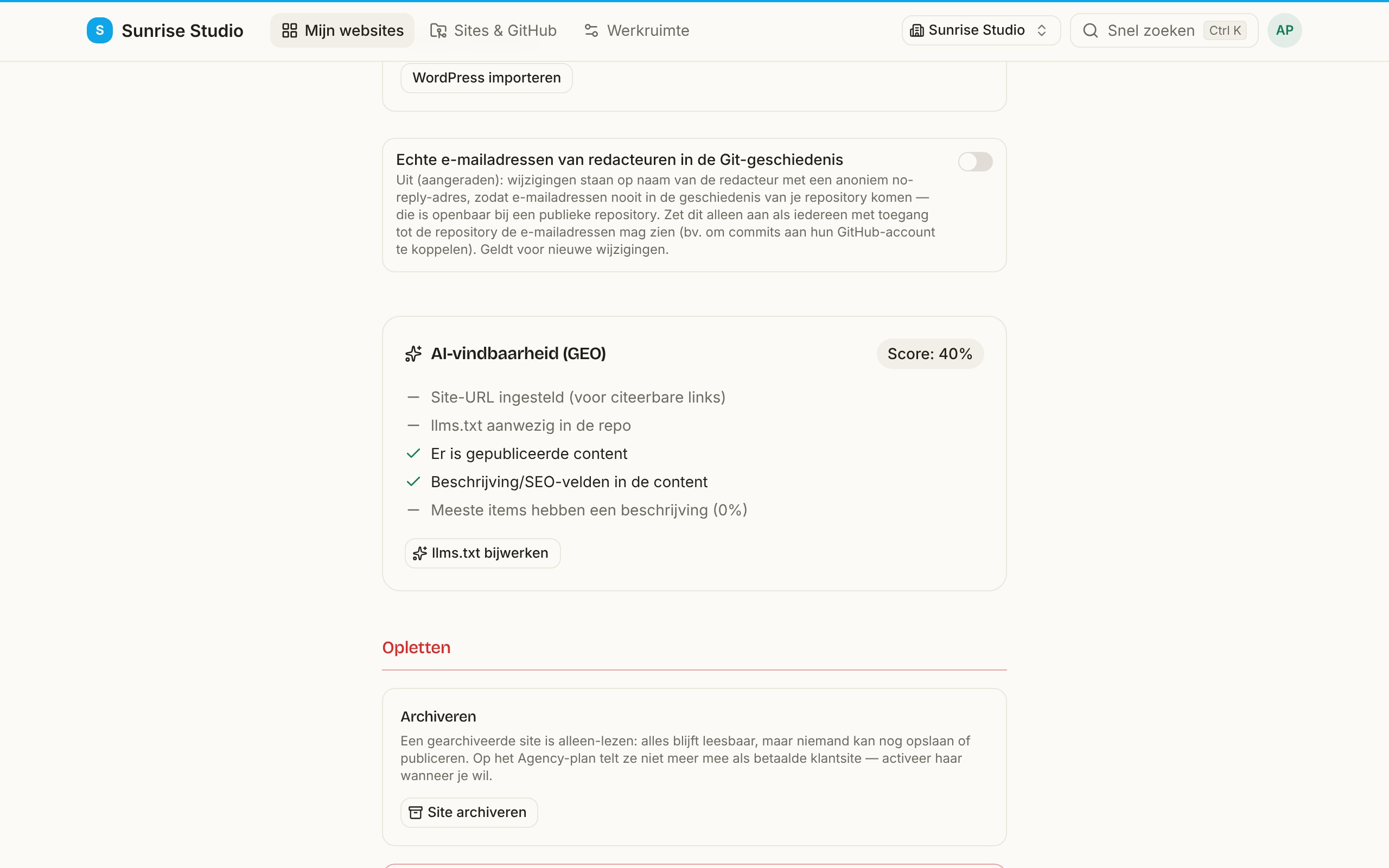 Het onderdeel Opletten in de site-instellingen: Site archiveren, een rode knop Site loskoppelen, de schakelaar voor echte e-mailadressen van redacteuren in de Git-geschiedenis, en het begin van de checklist AI-vindbaarheid (GEO) met haar score