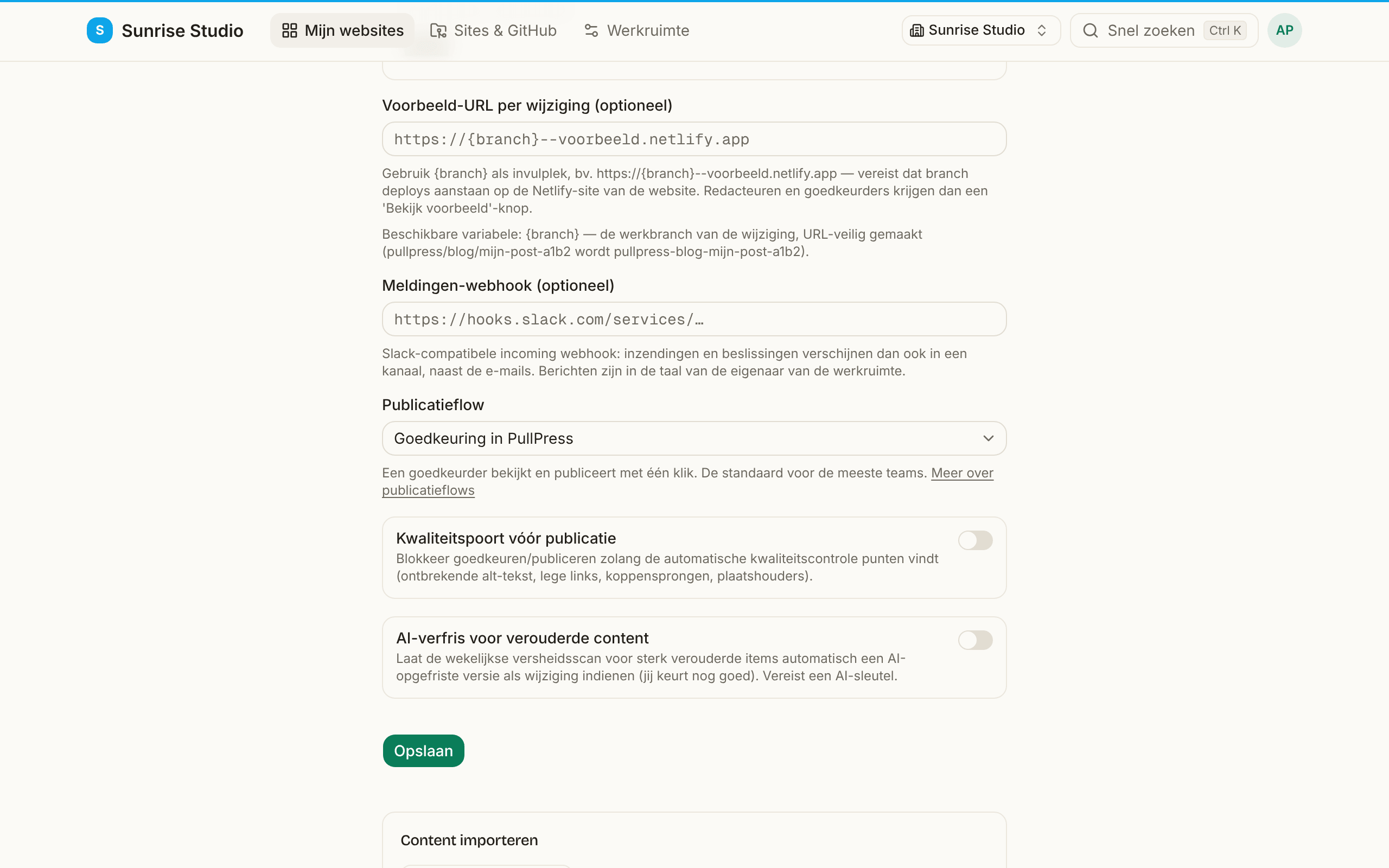 Site-instellingen: het veld Voorbeeld-URL per wijziging met een plaatshouder {branch}, een veld Meldingen-webhook, de keuzelijst Publicatieflow op Goedkeuring in PullPress, en schakelaars voor Kwaliteitspoort vóór publicatie en AI-verfris voor verouderde content