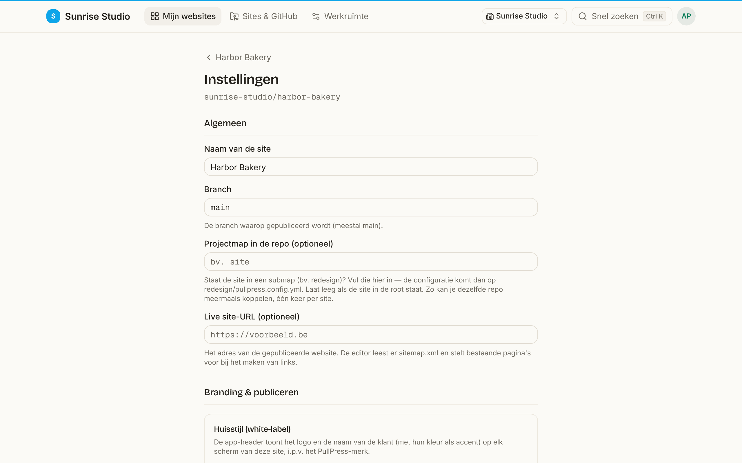 Het begin van de pagina Instellingen van een site: Algemeen met Naam van de site, Branch (main), een optionele Projectmap in de repo en een optionele Live site-URL