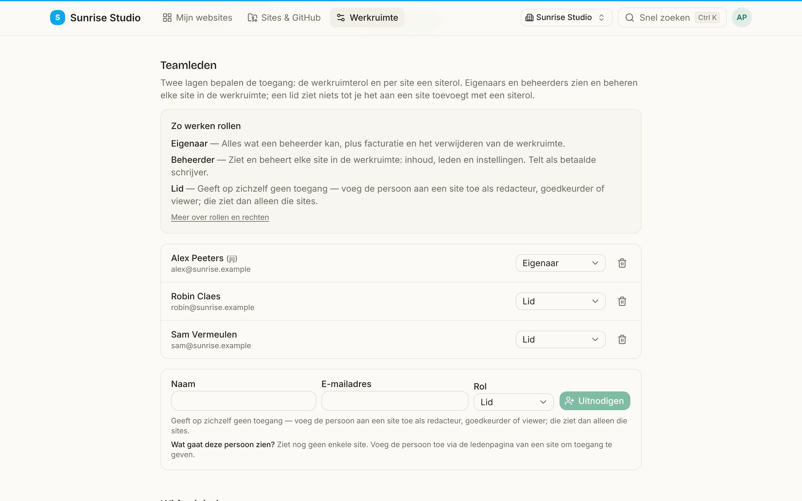 Werkruimte-instellingen, Teamleden: een vak Zo werken rollen (Eigenaar, Beheerder, Lid), de ledenlijst met per persoon een keuzelijst voor de rol en een knop om te verwijderen, en een uitnodigingsrij met naam, e-mailadres en rol