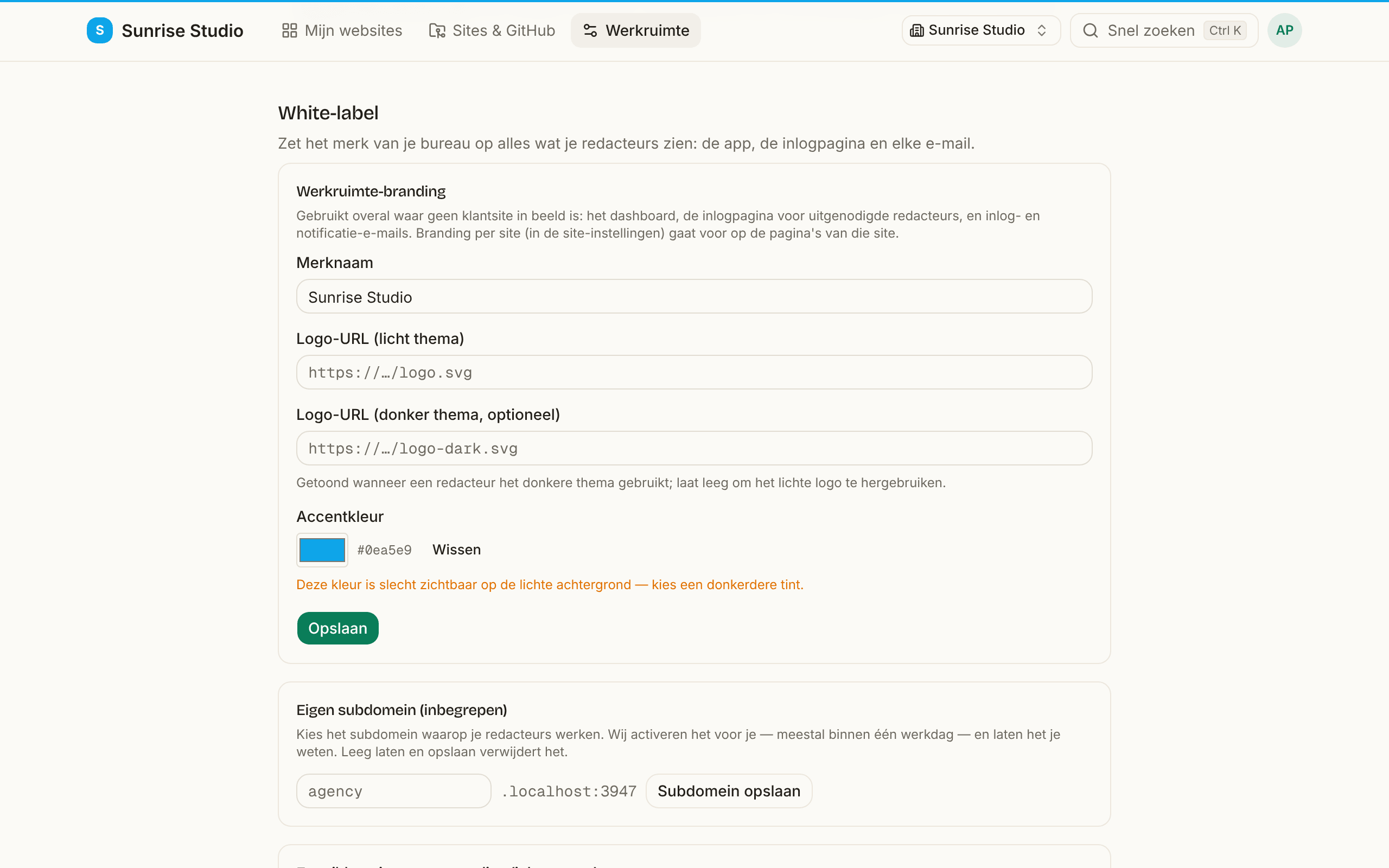 Werkruimte-instellingen → White-label: velden voor werkruimte-branding (merknaam, URL’s voor licht en donker logo) onder de ledenlijst van de werkruimte